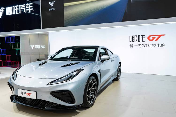 广州131哪吒汽车在智能汽车领域的表现，领途汽车在新能源汽车市场中的影响力